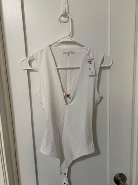 Abercrombie & Fitch Cream V-Neck Sleeveless Bodysuit with Gold Bar